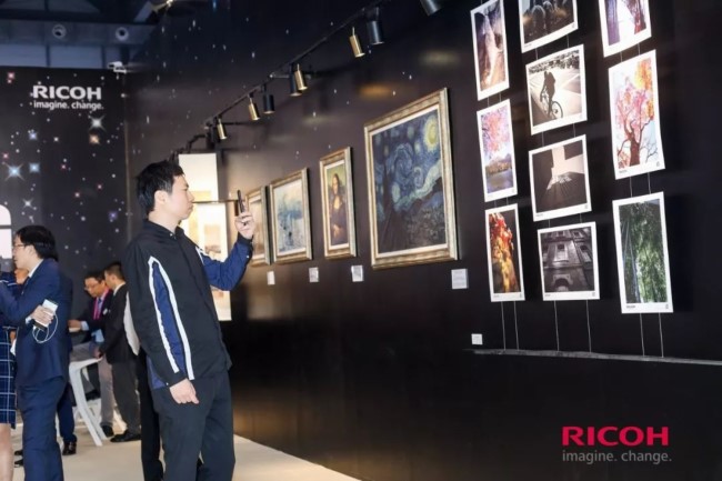 全幅藝術(shù)長廊掛滿了古字和名畫